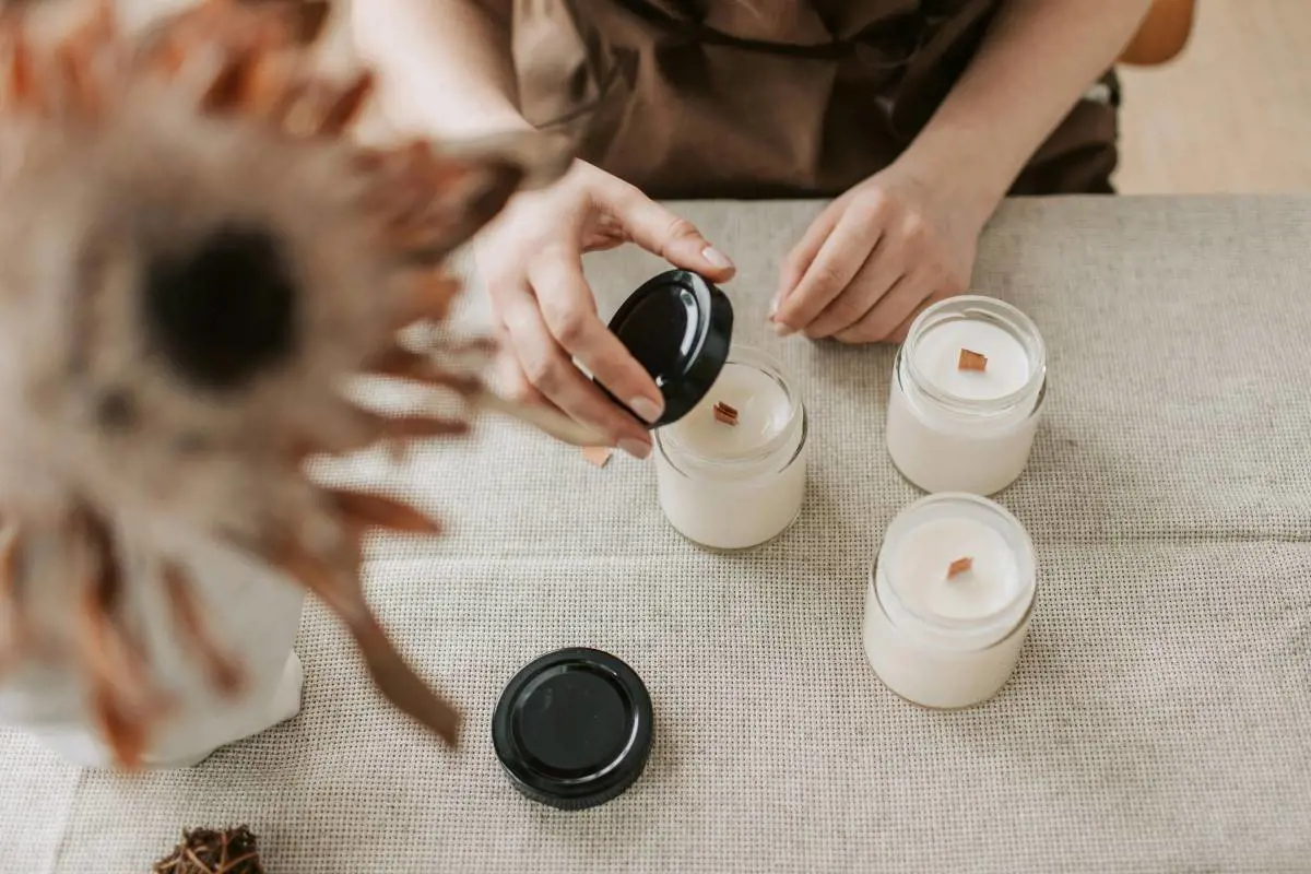 Lee más sobre el artículo Velas aromáticas: ¿qué fragancias elegir para relajarse?